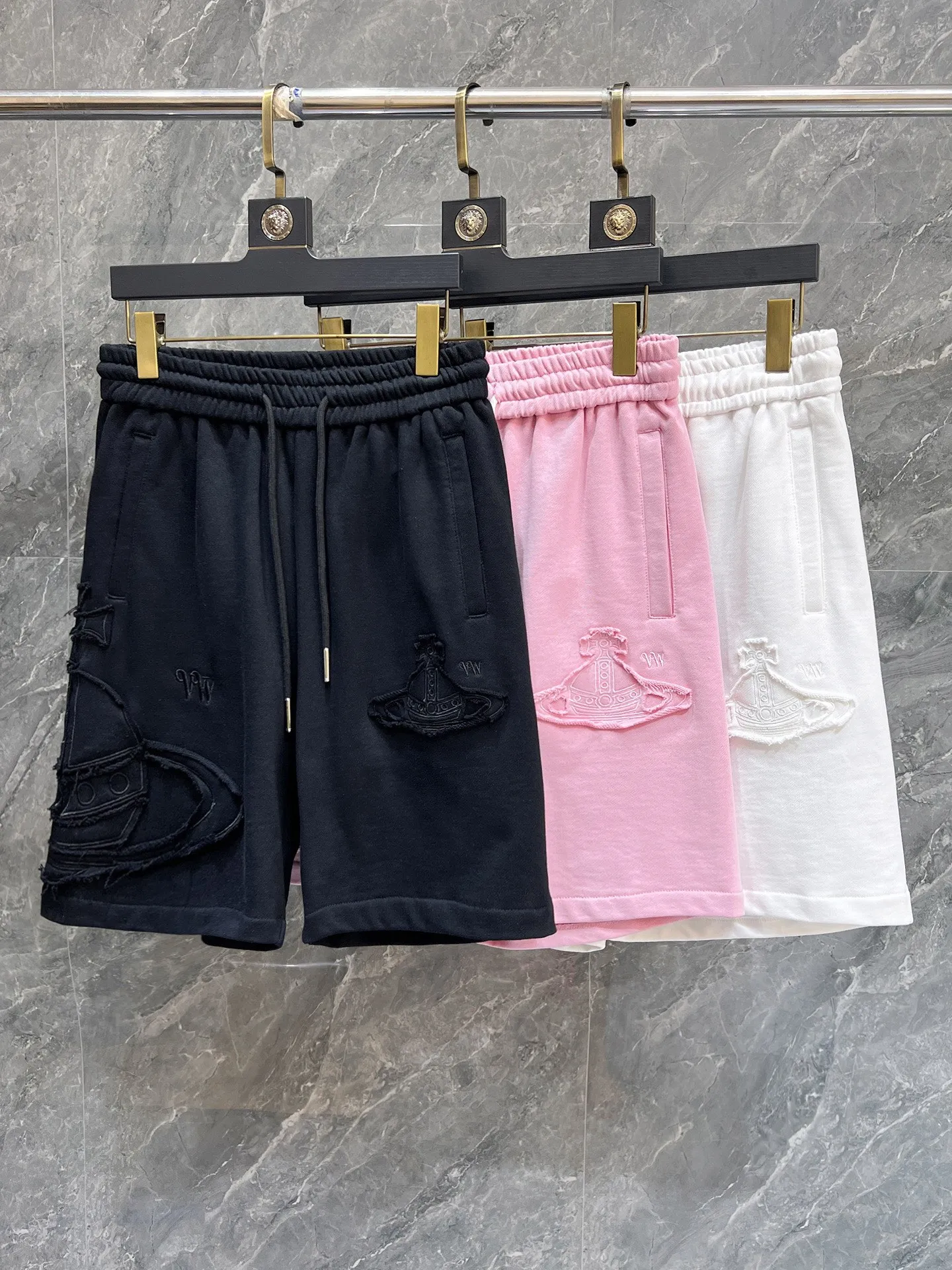 The Queen Mother's three-standard complete 2026 summer New Arrival men's casual shorts, advanced custom-made fabric Breathable fabric, Breathable elasticity and comfort, impeccable details, top-grade accessories, original logo design concept, delicate and soft feel! The upper body fit is awesome! Size: M-XXXL Please state your height and weight when ordering